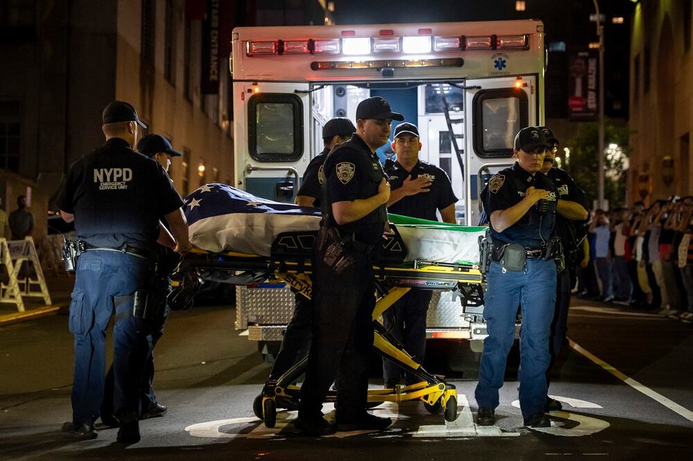 Agentes del Departamento de Policía de Nueva York (NYPD) extraen el cuerpo de Didarul Islam, quien fue asesinado a tiros por un hombre armado, del Hospital Médico NewYork-Presbyterian/Weill Cornell. Foto: AP