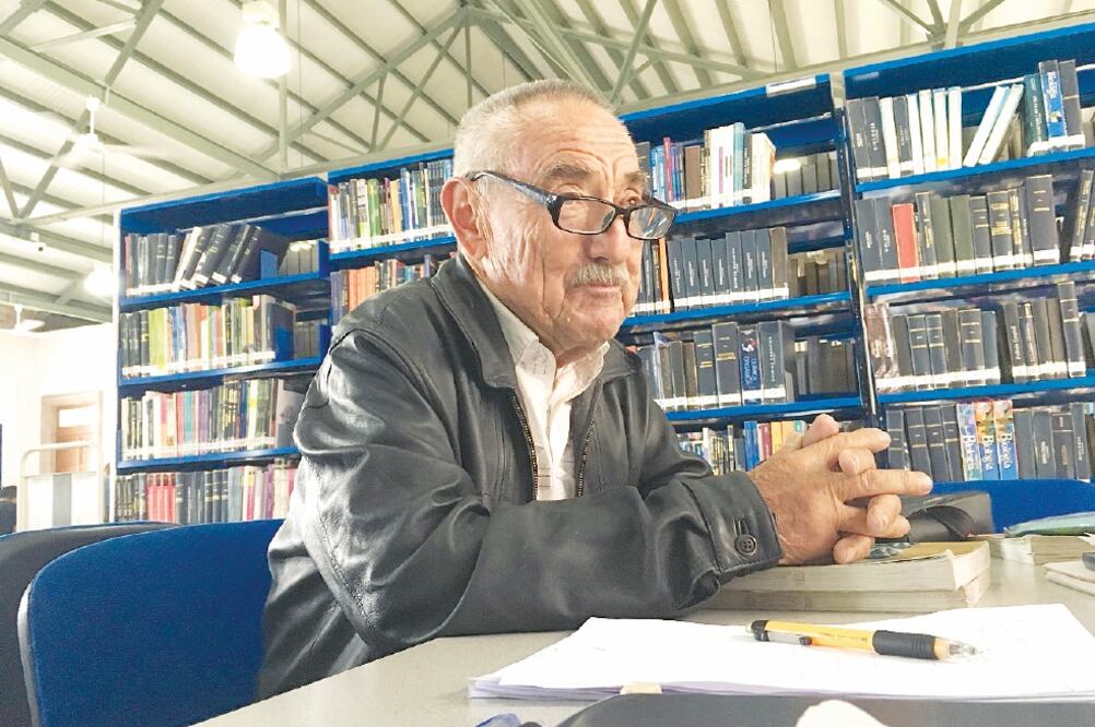 Manuel Foyo Rodríguez, El Profe, comenzó a impartir clases para ayudarse económicamente, después de que hace casi nueve años perdió su último empleo formal (SERGIO MARÍN. EL UNIVERSAL SLP)