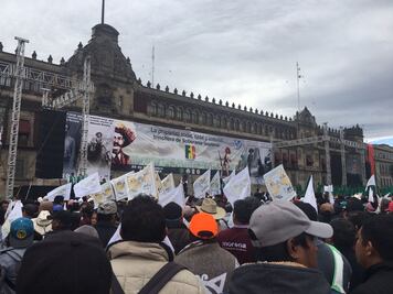 Llegan campesinos al Zócalo tras marchar desde el Ángel