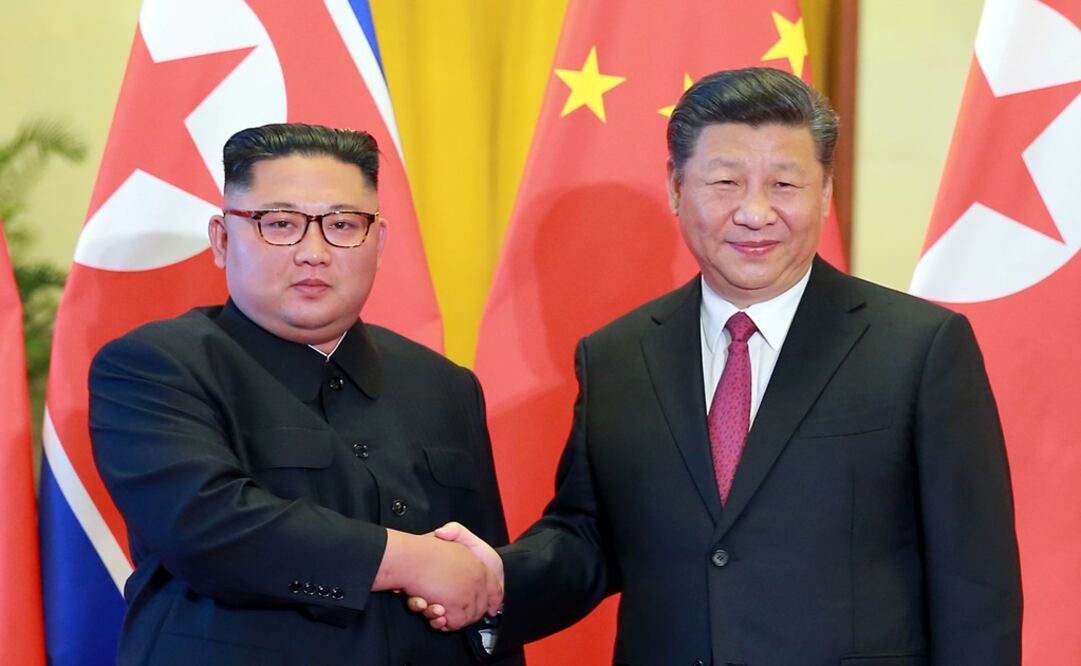 North Korean leader Kim Jong Un shakes hands with Chinese President Xi Jinping in Beijing, China, in this photo released June 20, 2018 by North Korea's Korean Central News Agency - Photo: KCNA via REUTERS