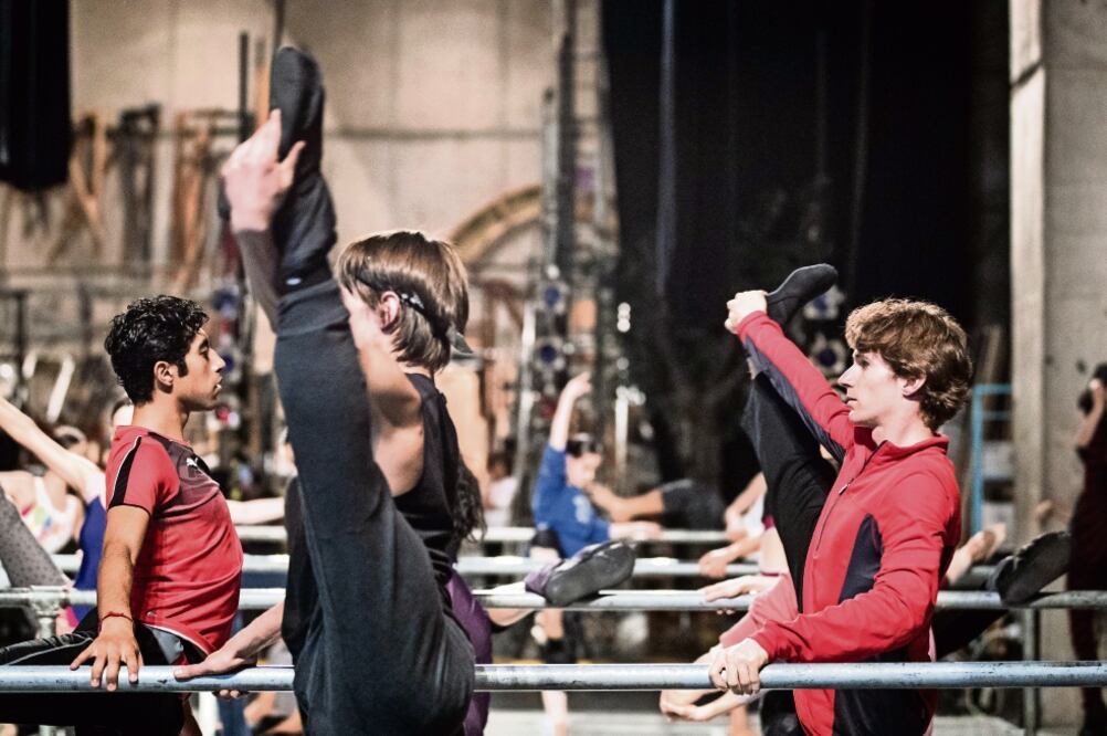 Erick Rodríguez (derecha), primer bailarín de la Compañía Nacional de Danza, durante el calentamiento para la función de ¡Esquina bajan! en la Sala Miguel Covarrubias (GERMÁN ESPINOSA. EL UNIVERSAL)