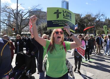 Activistas "provida" marchan por mantener el aborto "fuera de las fronteras" de Texas