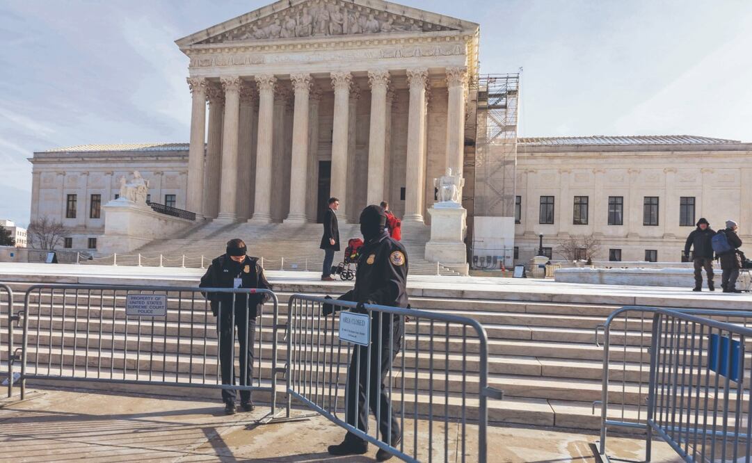 Agentes, mientras los jueces de la Corte Suprema escuchan argumentos de representantes de TikTok. Foto: de SHAWN THEW. EFE