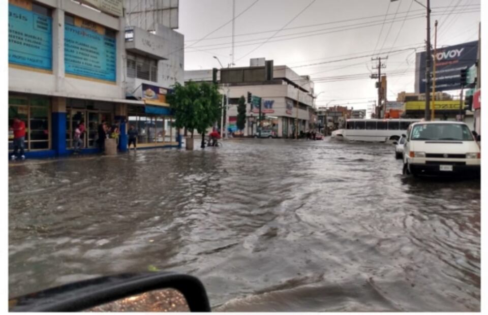 Lluvias provocan derrumbe de techo de auditorio en Aguascalientes