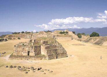 Alertan por carretera en el área de Monte Albán