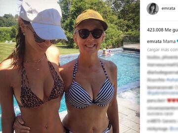 Emily Ratajkowski posa en bikini junto a su mamá
