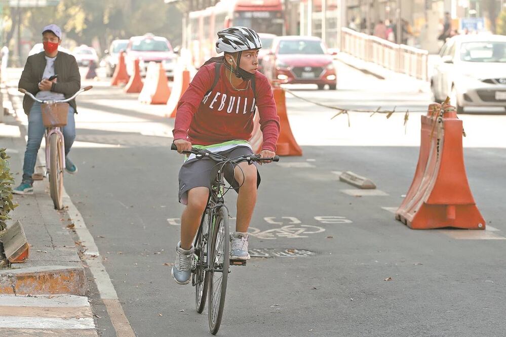 Según la encuesta del Observatorio Ciudadano de Calidad del Aire, 45% de las personas utilizan la ciclovía en Insurgentes para ir a trabajar. Foto: Berenice Fregoso. EL UNIVERSAL