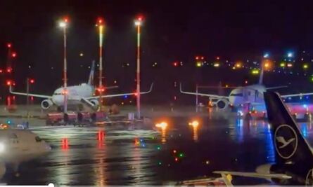 Hombre armado se atrinchera en aeropuerto de Alemania, con un niño rehén, reportan