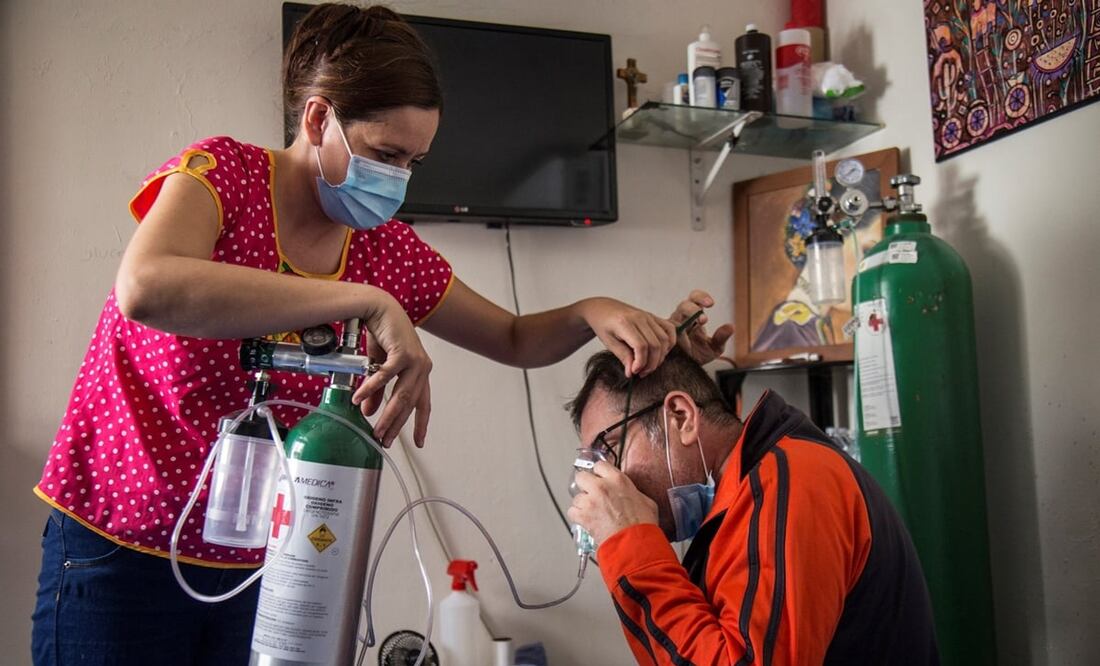 Un hombre luchó contra el Covid-19 y lo logró su recuperación pese a tener diabetes. Fotos: EFE/Luis Villalobos, archivo