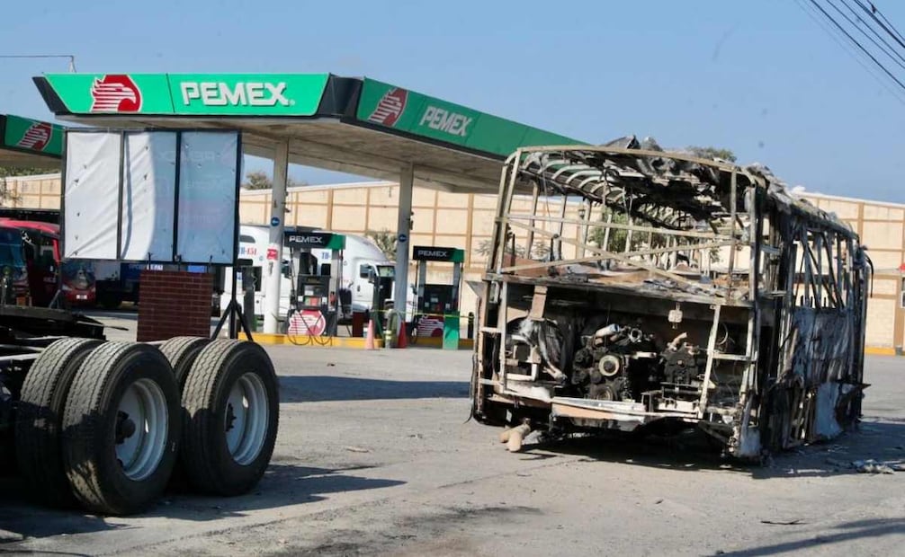 La violencia alcanzó la carretera 544, que conecta Puerto Vallarta con Mascota, a la altura de la delegación de Ixtapa, donde una gasolinera fue atacada a balazos e incendiada (25/02/26). Foto: Juan Carlos Williams/ EL UNIVERSAL