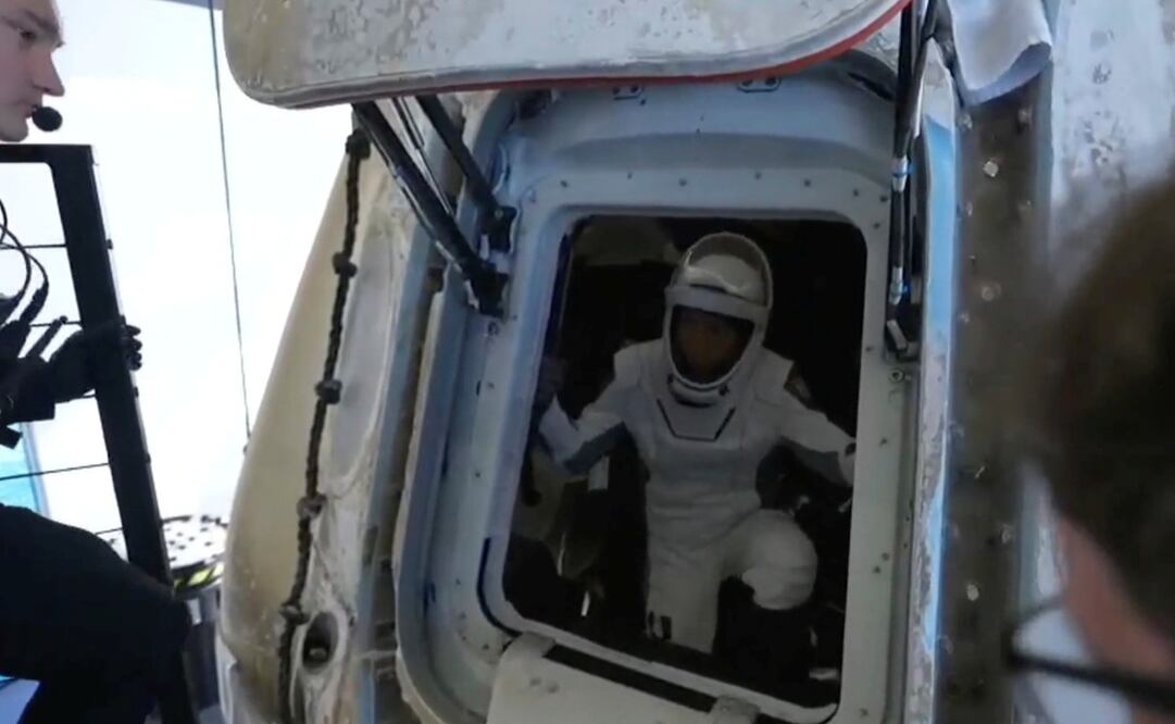 Esta imagen tomada de un video proporcionado por SpaceX muestra a Jannicke Mikkelsen mientras sale de la cápsula Dragon, que amerizó en el océano Pacífico frente a la costa de California, el viernes 4 de abril de 2025. Foto: AP