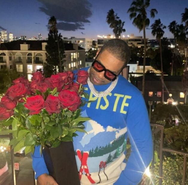 Rapero reacciona violentamente contra una de sus seguidoras luego de que lo tocara: VIDEO 