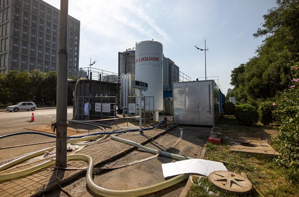 Vista de una instalación de tratamiento de cianuro en el núcleo del lugar donde se registró la explosión en un almacén, en Tianjin (XINHUA)