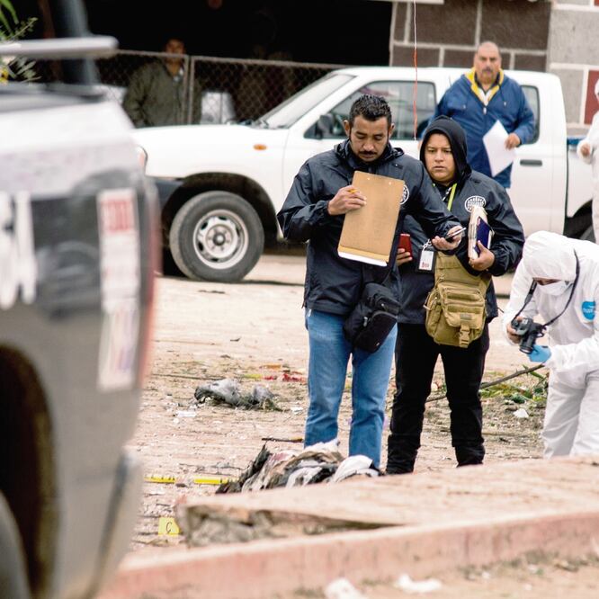 Cerca de la capilla donde explotaron los cohetes llegó personal de Protección Civil de la entidad, del municipio, de la Cruz Roja y equipos forenses. FOTOS: Alma Córdova