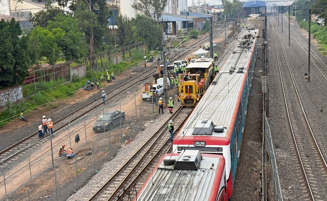 En inmediaciones de la estación Lechería se observó a ingenieros revisando vías y durmientes. Foto: Arturo Contreras / EL UNIVERSAL
