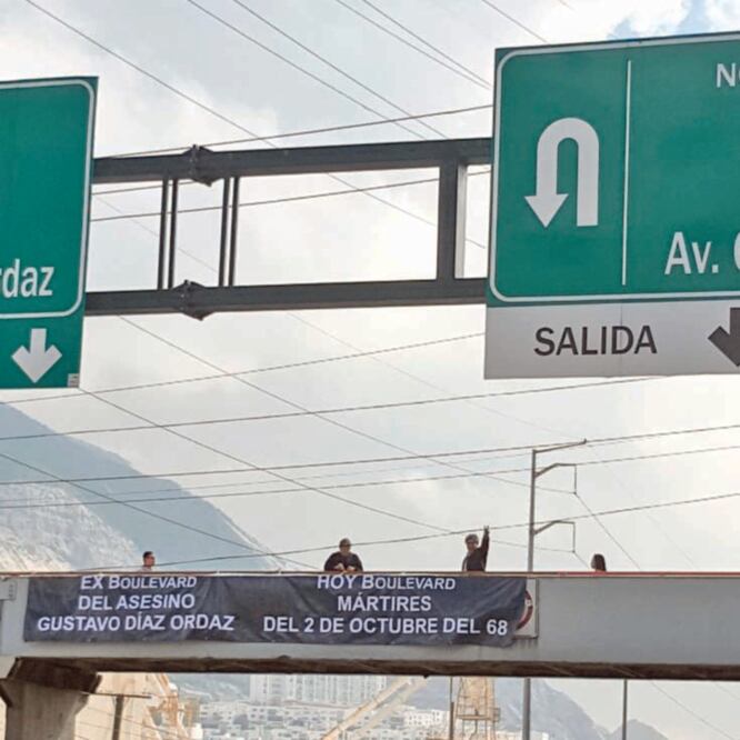 En Santa Catarina colocaron una manta sobre un puente peatonal: “Ex bulevar del asesino Gustavo Díaz Ordaz, hoy Bulevar Mártires del 2 de octubre del 68”. (ESPECIAL)