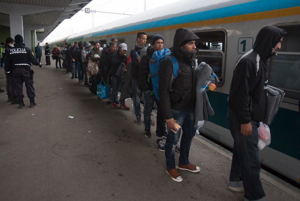 Ayer, más de mil refugiados entraron en Eslovenia de esta forma (AP)