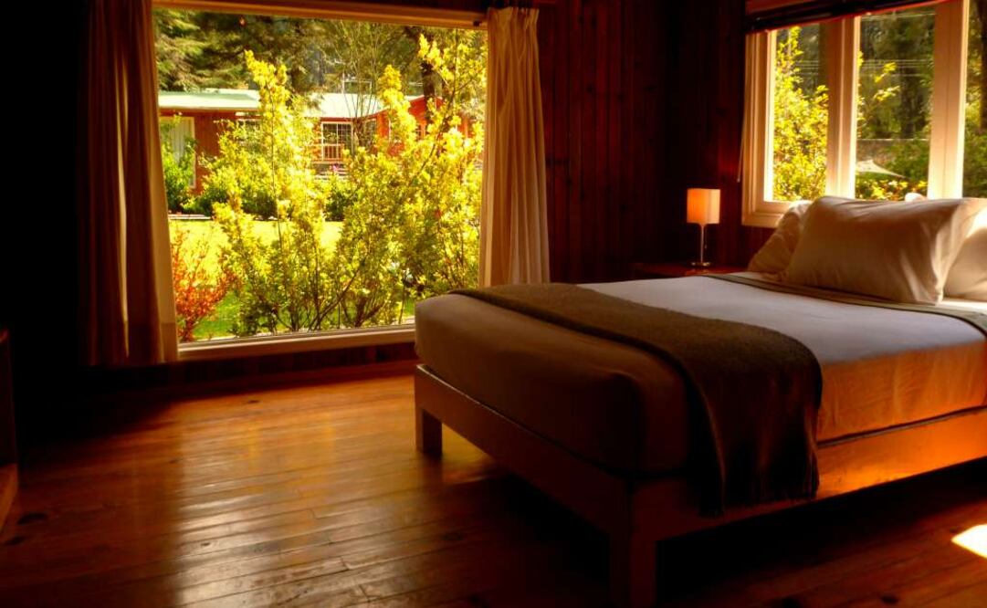 Duerme en cabañas de madera con vista al bosque y campo de golf. (Foto: Cortesía Rancho Viejo)