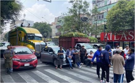 Agricultores y comerciantes denuncian abusos por parte de la administración de la Central de Abasto; regalan verdura durante manifestación 