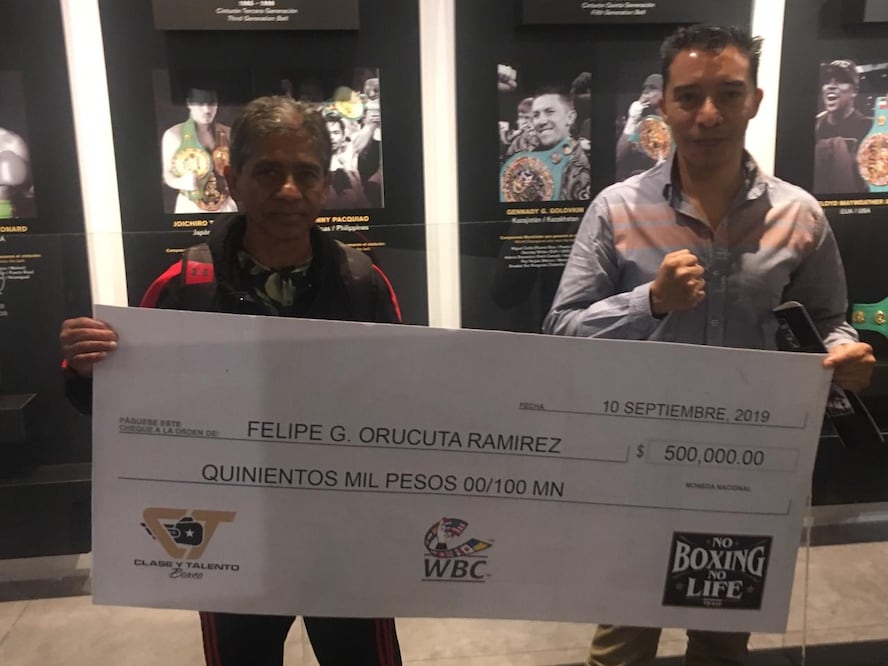 Padre y hermano del Felipe Orucuta reciben su cheque - Foto: CDS