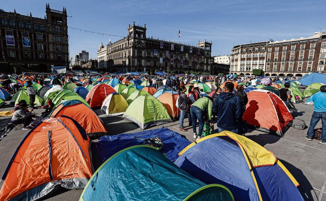Miles de docentes instalaron casas de campaña desde ayer en la plancha del Zócalo de la Ciudad de México. (20/03/2025) Foto: Gabriel Pano | El Universal