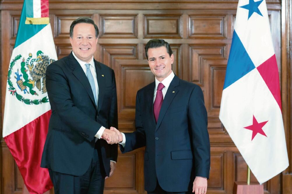 El presidente Enrique Peña Nieto recibió ayer en Palacio Nacional a su homólogo de Panamá, Juan Carlos Varela, donde atestiguaron la firma de acuerdos en materia de alertas migratorias y seguridad (PRESIDENCIA)
