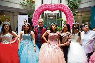 Obsequian vestidos de XV años a hijas de reclusas