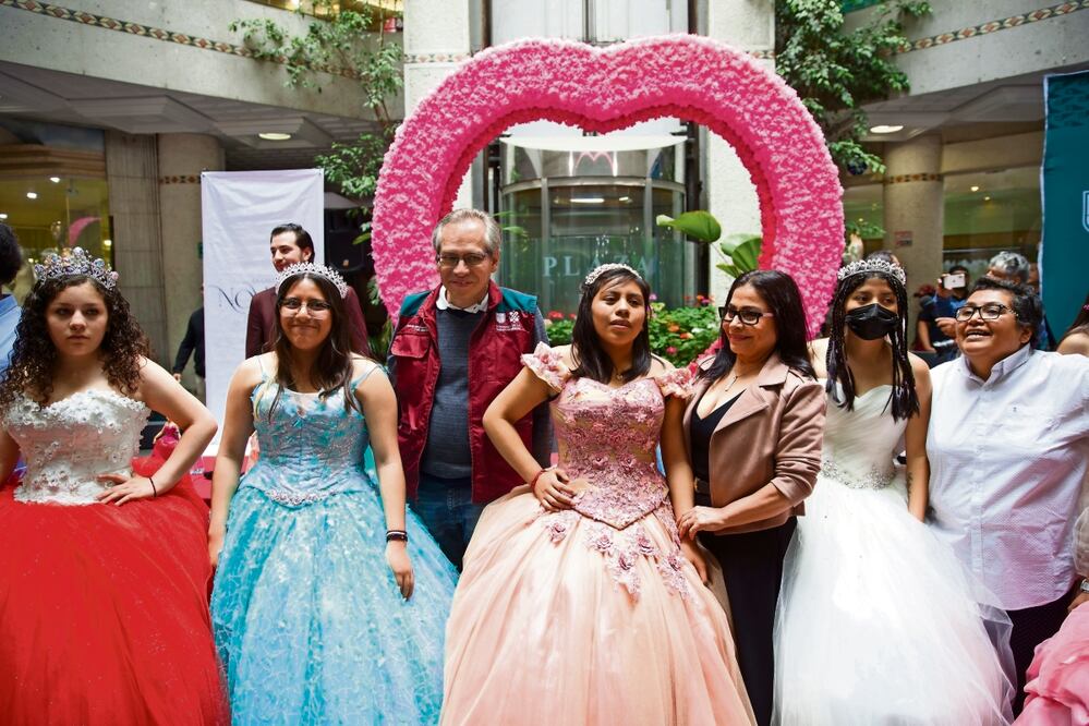 Locatarios de la Calle de las Novias regalaron el vestuario a las quinceañeras; en una iniciativa que se hace por segundo año consecutivo. Foto: Germán Espinosa | El Universa