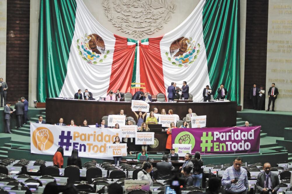Los coordinadores de bancada y la red Mujeres en Plural celebraron los cambios y el acuerdo que se logró con todas las fracciones políticas. Foto: IVÁN STEPHENS. EL UNIVERSAL