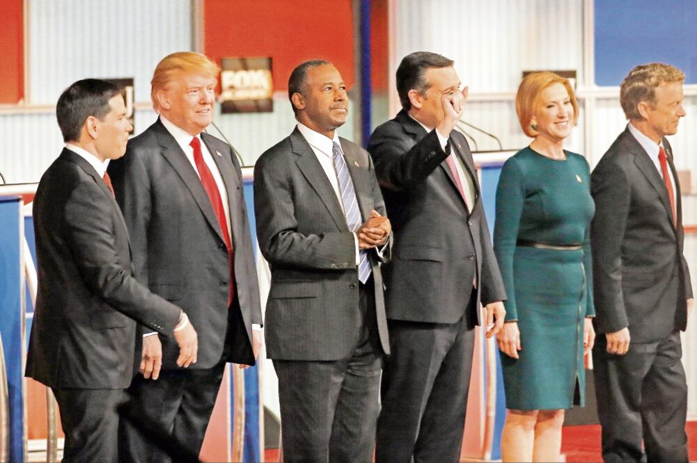 Los candidatos presidenciales punteros, poco antes de iniciarse el debate republicano, ayer en el Milwaukee Theatre (MORRY GASH. AP)
