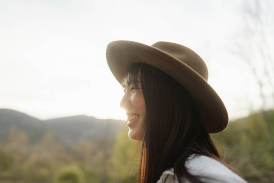 Los sombreros con ala de cartón o de plástico deben lavarse a mano. Foto: Unsplash