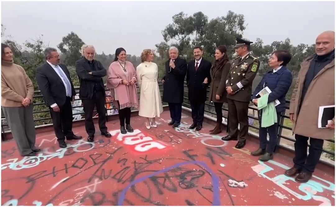 AMLO supervisa trabajos en Chapultepec, junto a Martí Batres, Alejandra Fraustro y otros. Foto: Captura de pantalla