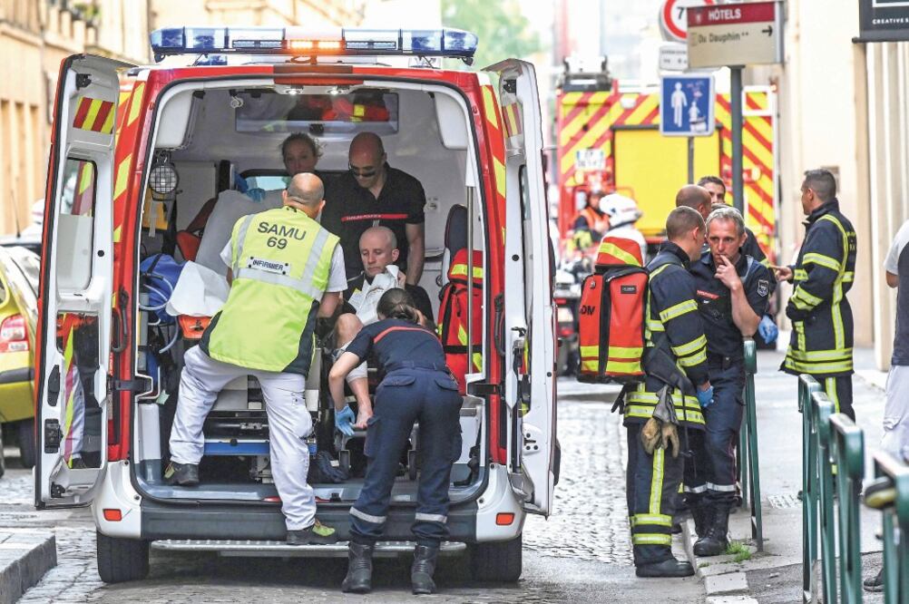 Atención. Equipos de rescate llegaron, luego de que se registrara una explosión en una panadería, en Lyon. Foto: PHILIPPE DESMAZES. AFP