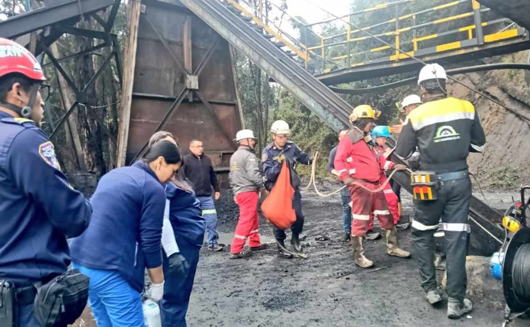 Fotografía publicada en la cuenta oficial de X del gobernador de Cundinamarca, Jorge Emilio Rey, que muestra las labores de rescate en la mina La Ciscuda, en Colombia. Las autoridades colombianas confirmaron el fallecimiento de nueve de los 14 mineros que habían quedado atrapados el lunes por la explosión de una mina de carbón en el municipio de Sutatausa, en el departamento de Cundinamarca (centro). La Agencia Nacional de Minería (ANM) informó que, "tras la emergencia registrada en el municipio de Sutatausa, en la mina La Ciscuda, operada por Carbonera Los Pinos S.A.S., se confirma el fallecimiento de nueve personas". Otros seis mineros fueron rescatados con vida, agregó la ANM, según la cual la tragedia fue causada "por una explosión al interior de la mina". Foto: EFE