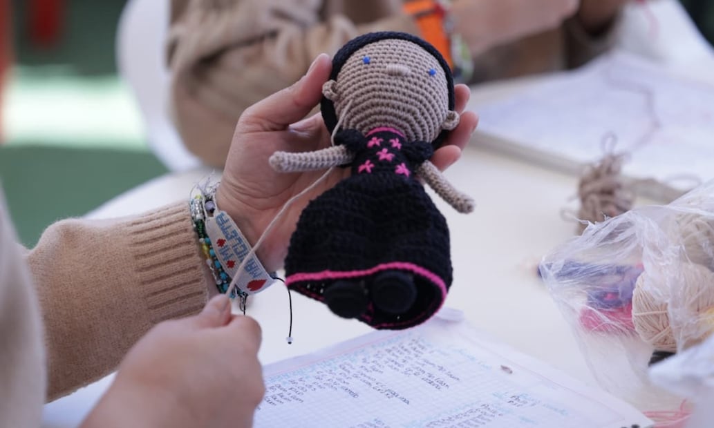 32 mujeres tejen para sobrevivir a un sistema precario que las juzga y priva de una salud digna. Foto: Fernanda Rojas /EL UNIVERSAL