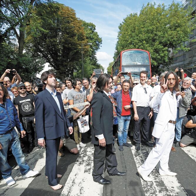 El paso de cebra de Abbey Road es uno de los lugares más fotografiados de Londres. FOTOS: AFP / REUTERS