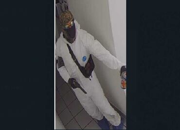 Vestidos con trajes para sanitizar roban banco en Centro de la CDMX