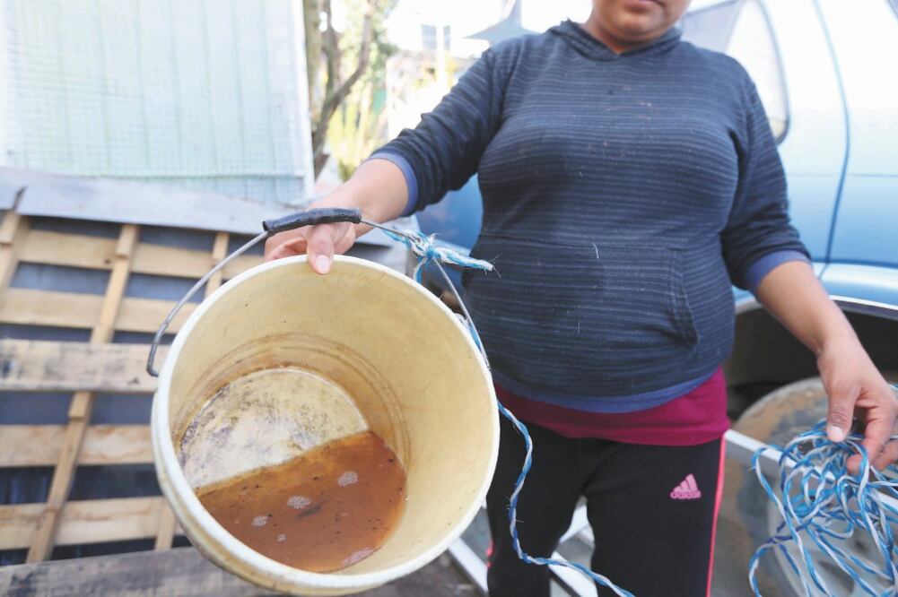 De los pozos con agua potable que utilizan para bañarse, lavar la ropa y los trastes, algunos vecinos de San Cristóbal Huchochitlán denuncian que el líquido tiene un color rosa por la presencia del diesel. Foto/FOTOS: JORGE ALVARADO. EL UNIVERSAL