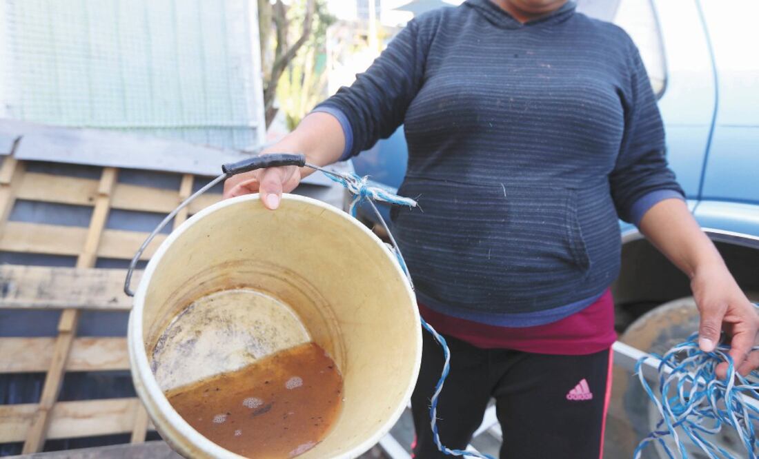 De los pozos con agua potable que utilizan para bañarse, lavar la ropa y los trastes, algunos vecinos de San Cristóbal Huchochitlán denuncian que el líquido tiene un color rosa por la presencia del diesel. Foto/FOTOS: JORGE ALVARADO. EL UNIVERSAL