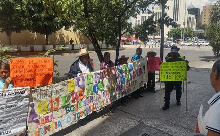 "Las balas que nos echaron caían como lluvia": Familias desplazadas de Buenavista, Oaxaca, se manifiestan afuera de EL UNIVERSAL