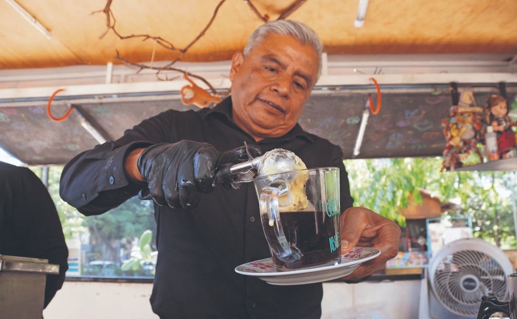 Manuel fue reconocido en la Cumbre Social de los Pueblos de América Latina y el Caribe por su trabajo en la elaboración de nieves y su importancia dentro de la gastronomía. Fotografía de Edwin Hernández