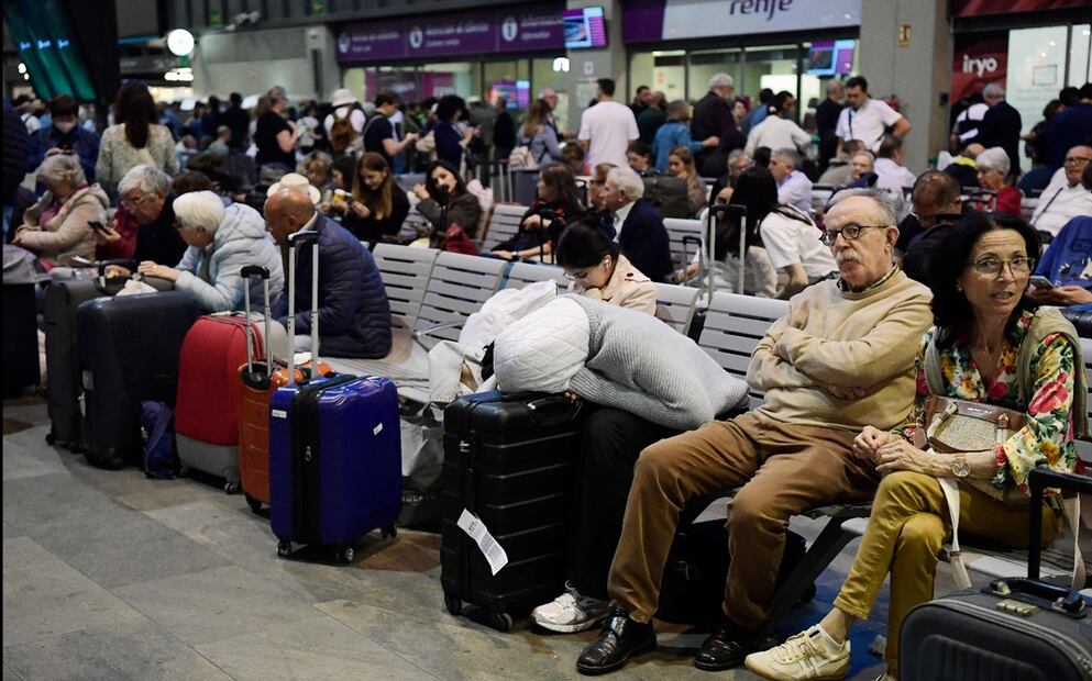 Pasajeros esperan para subir a su tren en la estación de Santa Justa de Sevilla el 29 de abril de 2025, un día después de un apagón masivo que afectó a toda la península Ibérica y al sur de Francia. Foto: AFP