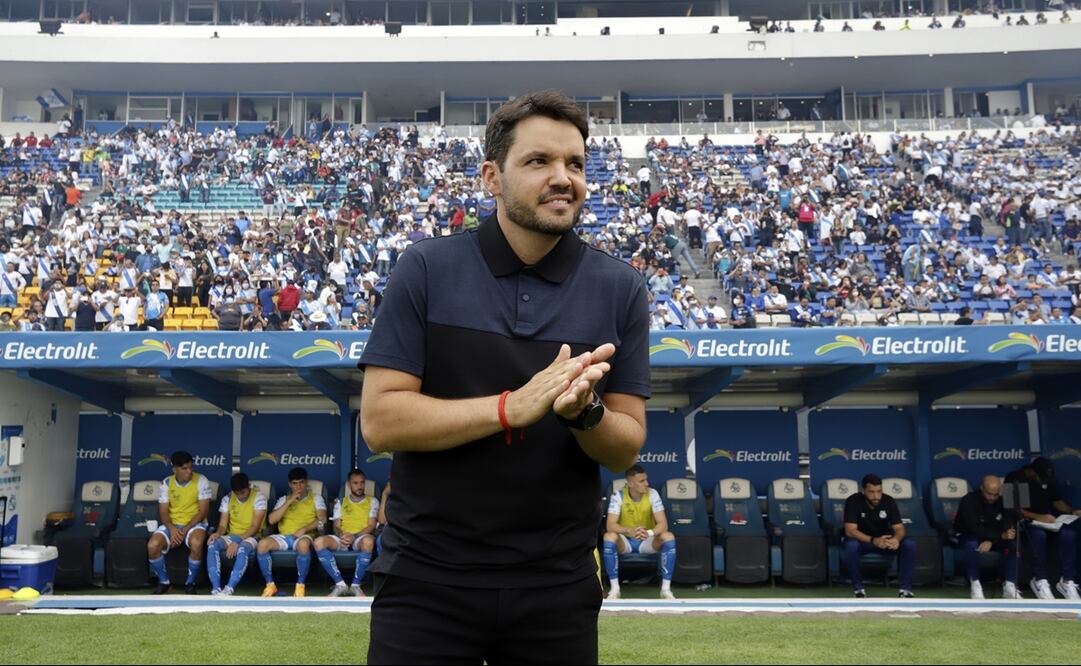Nicolás Larcamón en el banquillo del Puebla - FOTO: Imago7