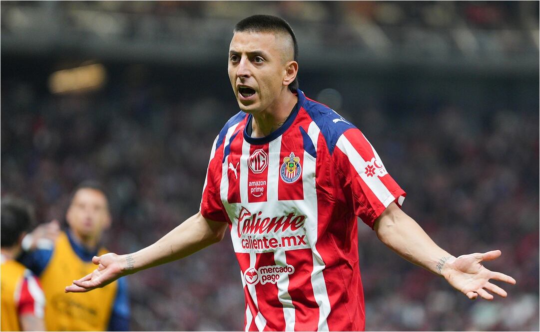 Roberto Alvarado, jugador de las Chivas, reclama una jugada contra el árbitro. FOTO: IMAGO7