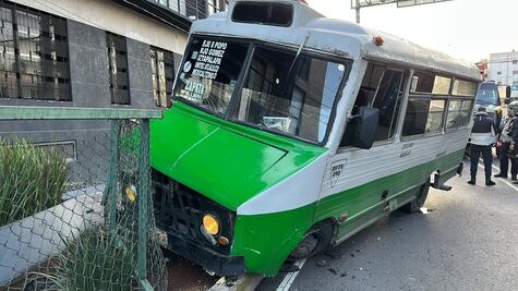 Detienen a conductor de microbús que chocó contra reja y dejó 10 heridos en BJ