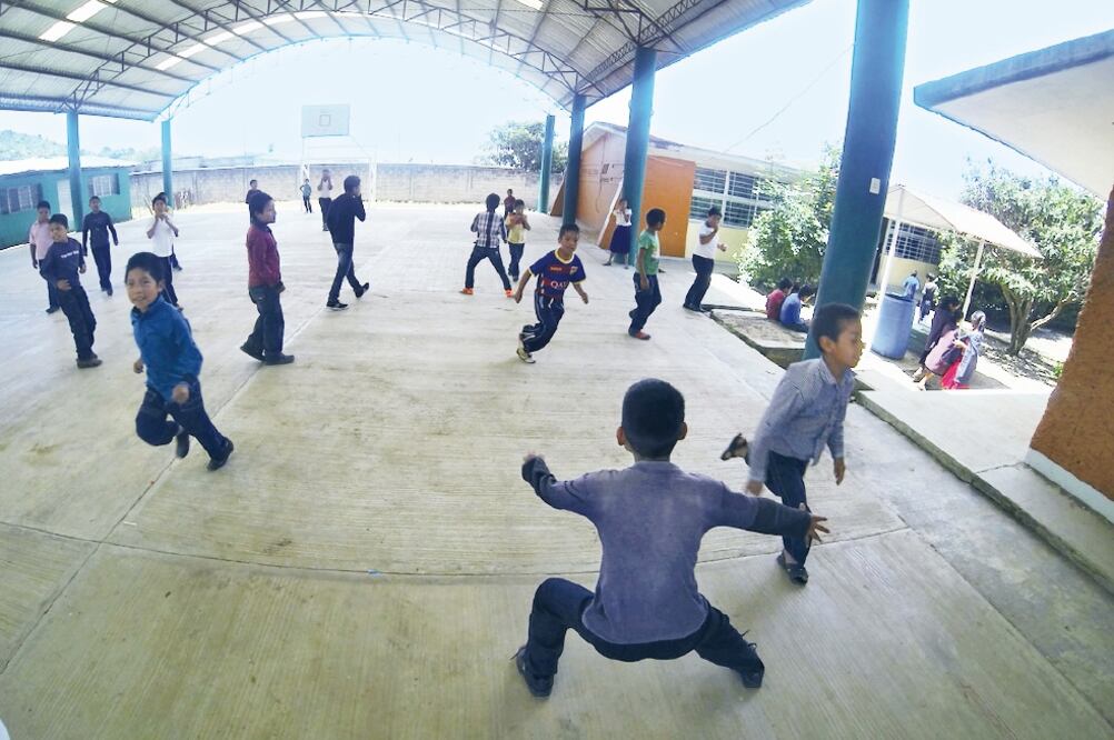 La primaria Revolución , ubicada en la cabecera del municipio de Amatenango del Valle, es la única que inició sin contratiempos el ciclo escolar 2016-2017 (FREDY MARTÍN. EL UNIVERSAL)