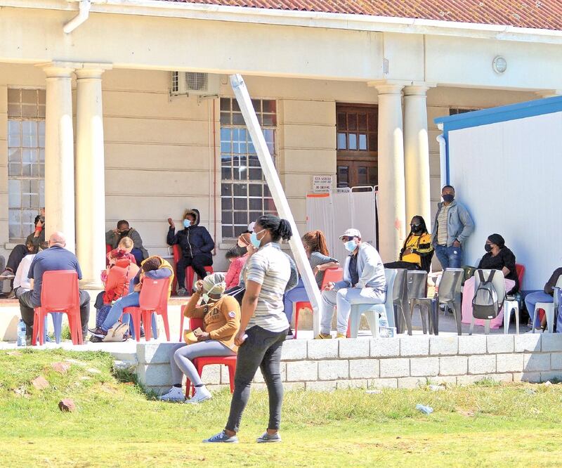 Fila para realizarse una prueba Covid en el hospital Livingstone, en Puerto Elizabeth, Sudáfrica. THEO JEPTHA. AP