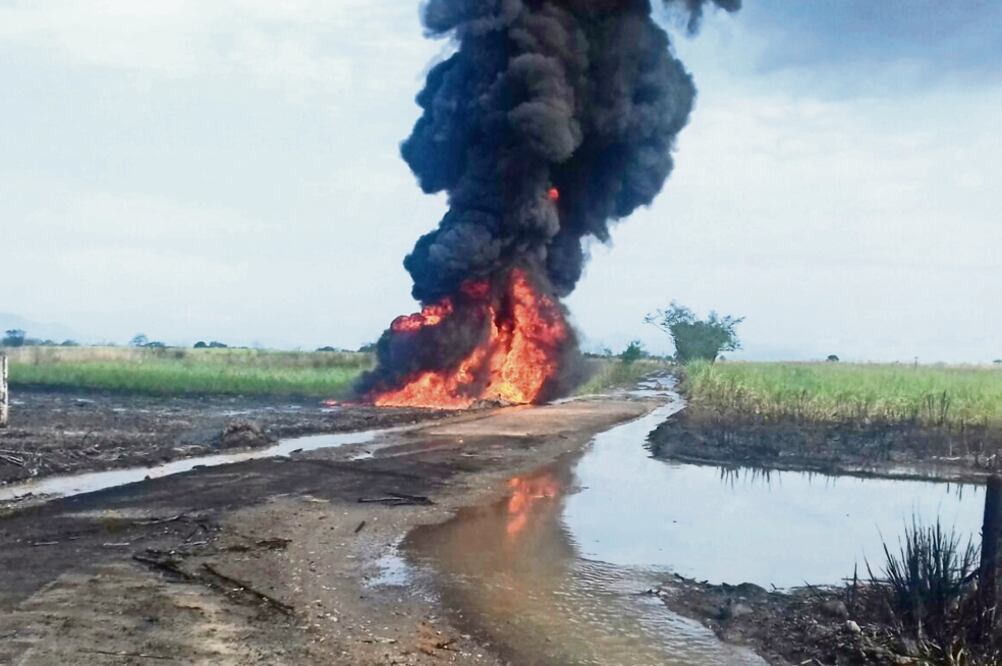Bomberos de Tierra Blanca y Protección Civil municipal trataron de sofocar el incendio, mientras elementos del Ejército acordonaron la zona. (PATRICIA MORALES. EL UNIVERSAL)