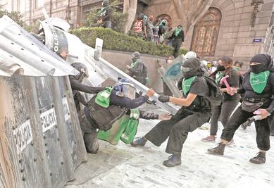 Policías frenan manifestación de feministas