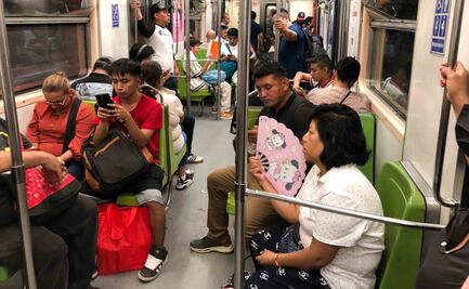 “Parece sauna esto”: Entre abanicos improvisados, sudor y botellas vacías, capitalinos soportan hasta 30 grados de calor dentro del Metro